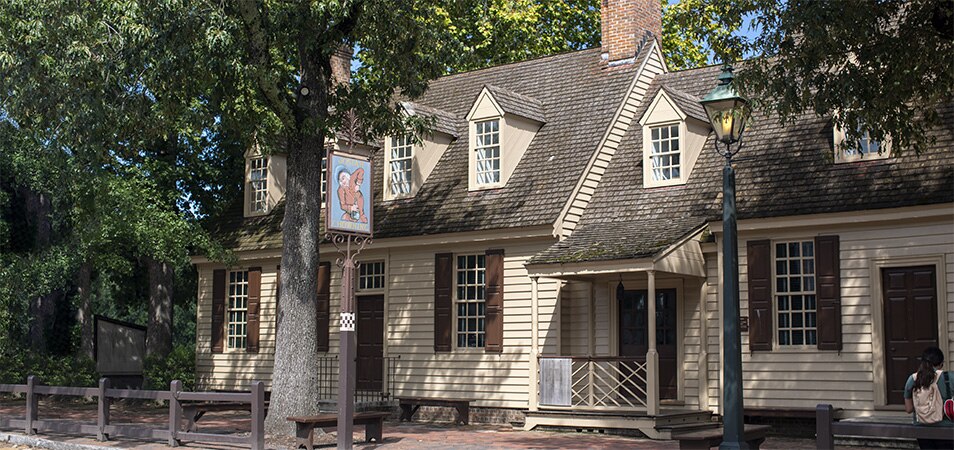 Exterior image of Chowning's Tavern in Colonial Williamsburg, Virginia.